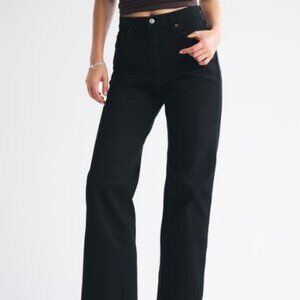 Classic High Rise Relaxed Jeans / Black (26)